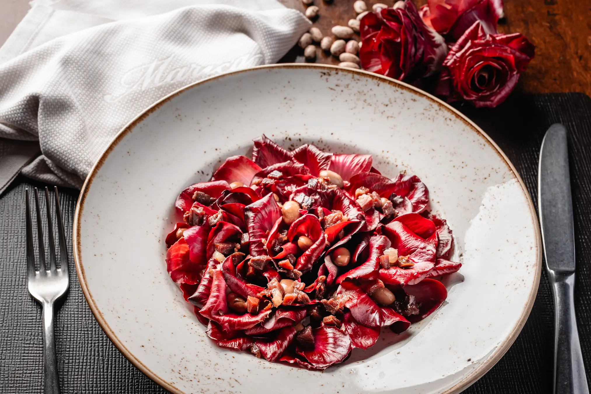 {"sl":"Kro\u017enik rde\u010de solate z radi\u010dem in fi\u017eolom, obdan s priborom in prti\u010dkom.","en":"","de":"","it":""}