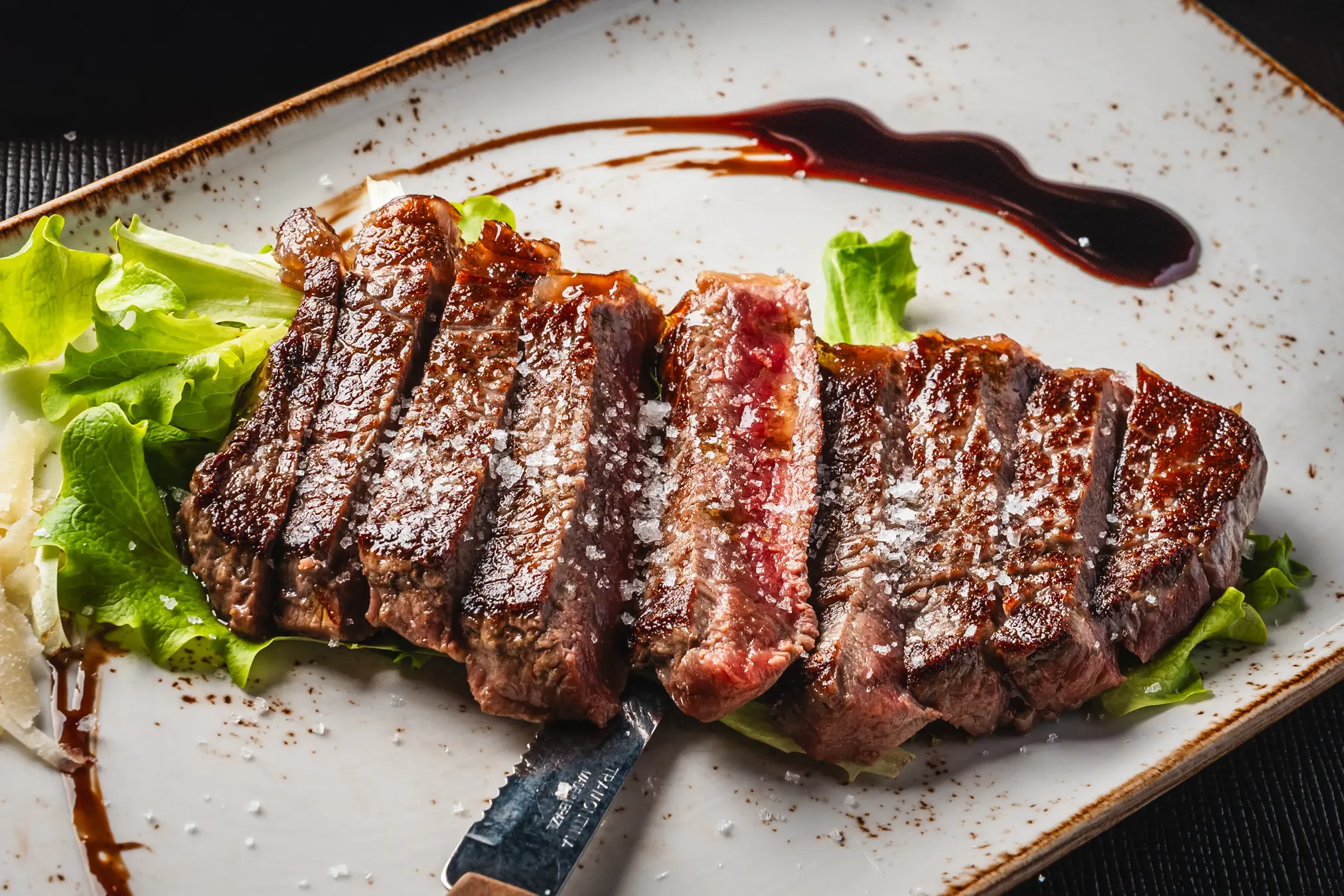 {"sl":"Srednje pe\u010den zrezek, narezan na rezine, postre\u017een na kro\u017eniku s solato in omako","en":"","de":"","it":""}