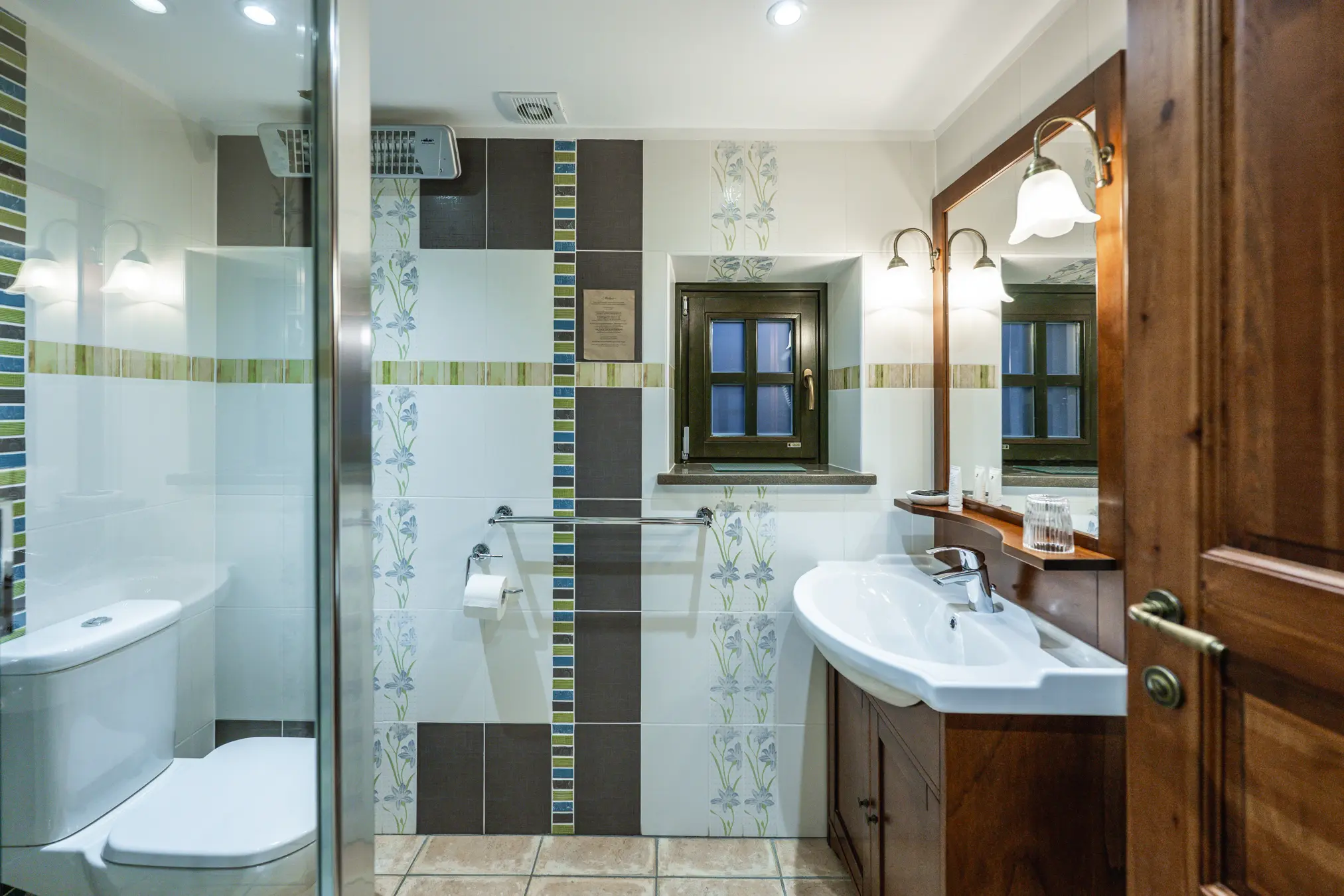 {"sl":"Notranjost sodobne kopalnice z umivalnikom, ogledalom, strani\u0161\u010dem in prho.","en":"","de":"","it":""}