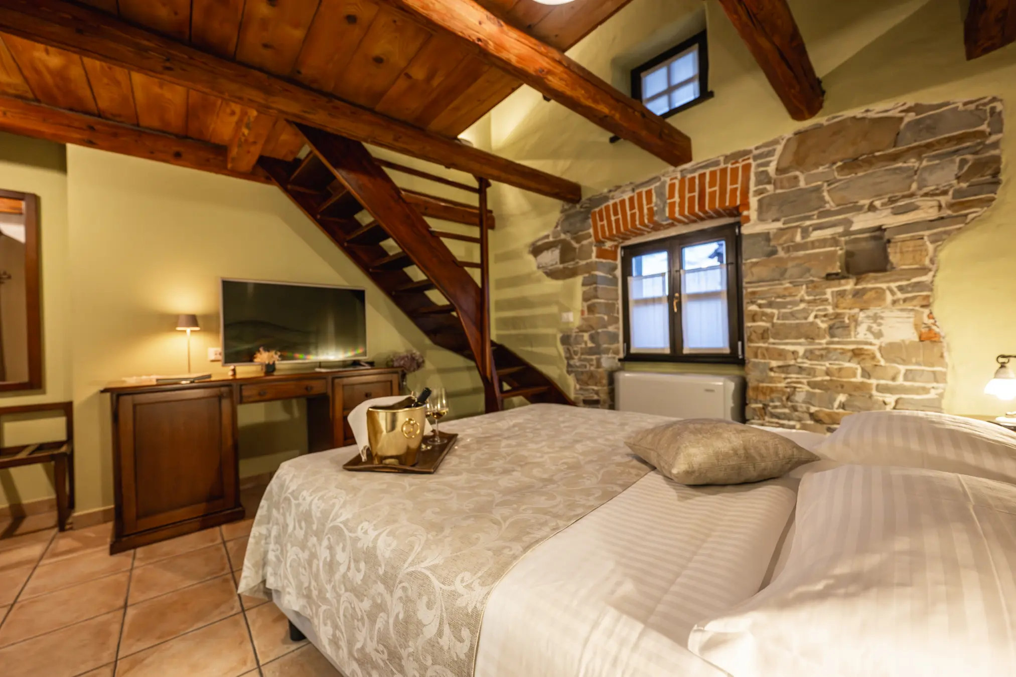 {"sl":"Notranjost sobe z lesenim stropom, kamnitimi zidovi, posteljo in lesenim pohi\u0161tvom.","en":"","de":"","it":""}