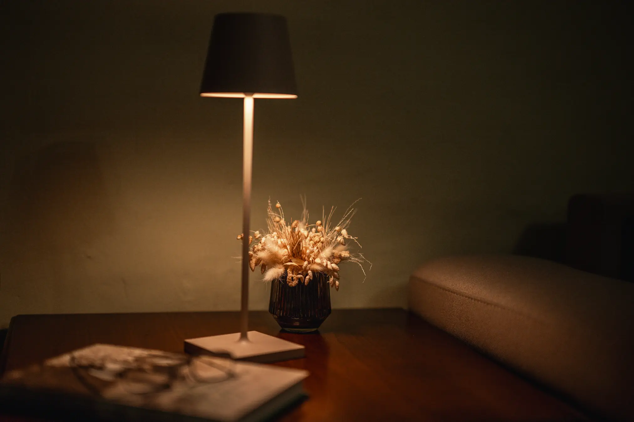 {"sl":"No\u010dna svetilka sveti na mizi poleg posu\u0161ene ro\u017ee v vazi.","en":"","de":"","it":""}