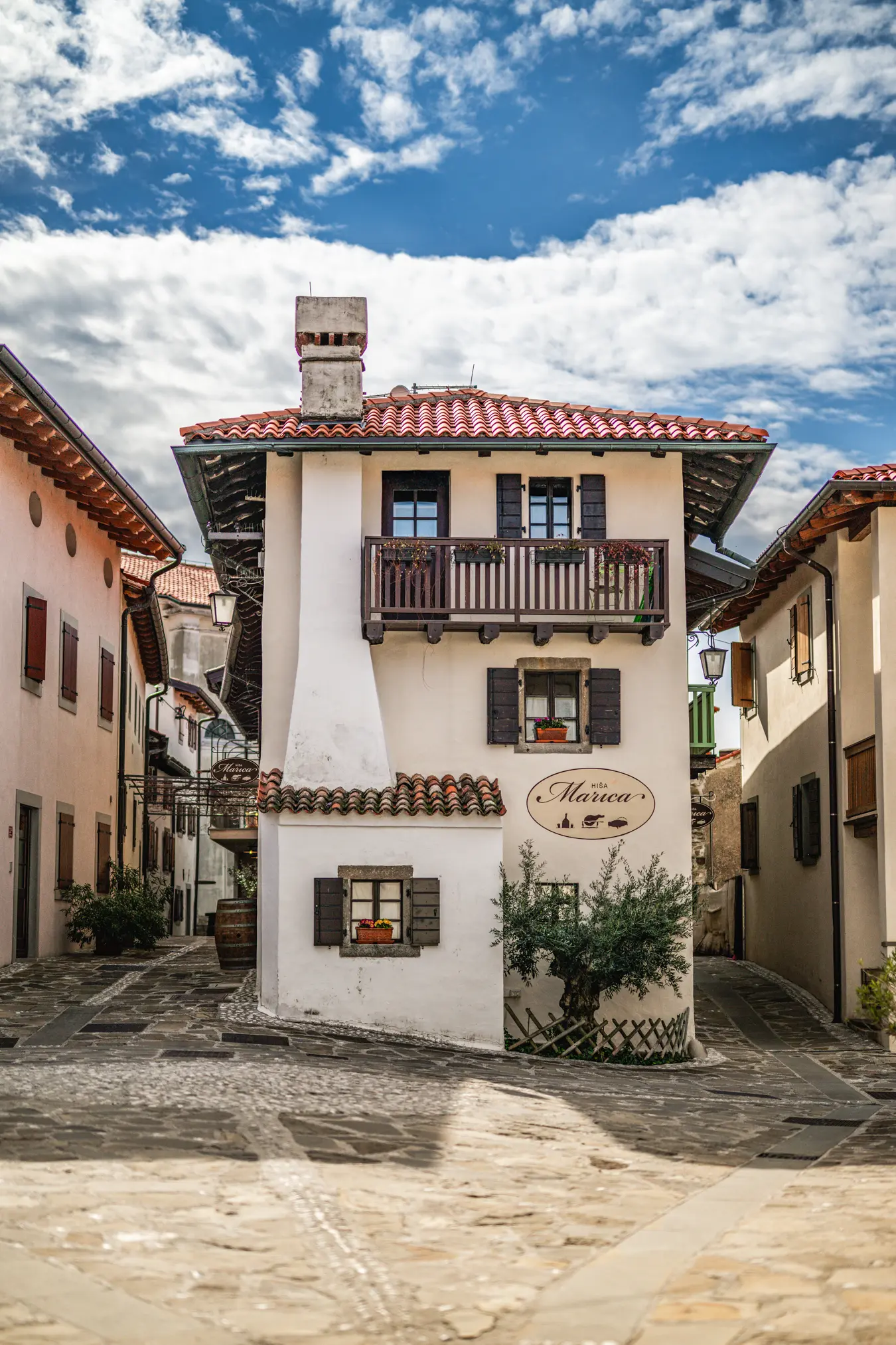 {"sl":"Ozka uli\u010dica z zna\u010dilno slovensko hi\u0161o in cvetli\u010dnimi okni v \u0160martnem, Slovenija.","en":"","de":"","it":""}