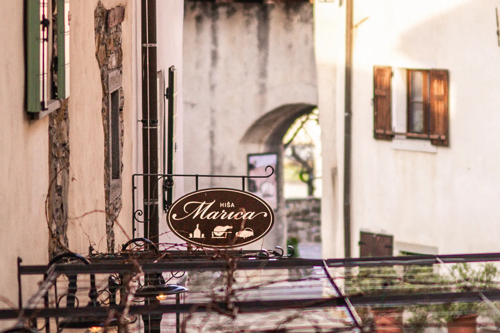 {"sl":"Ozna\u010dena tabla Hi\u0161a Marica ob ozki ulici v starem delu mesta","en":"","de":"","it":""}