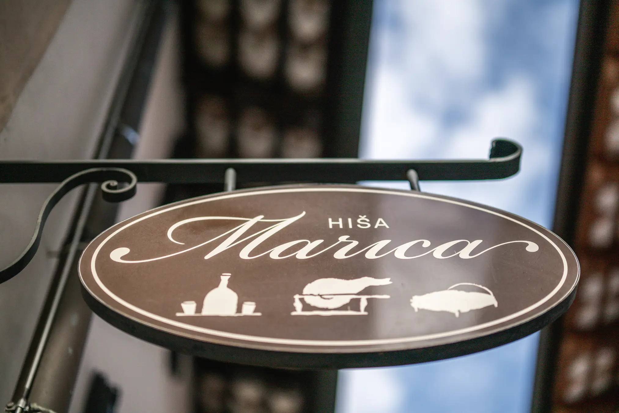 {"sl":"Ovalna tabla restavracije Hi\u0161a Marica z motivi steklenice in hrane.","en":"","de":"","it":""}