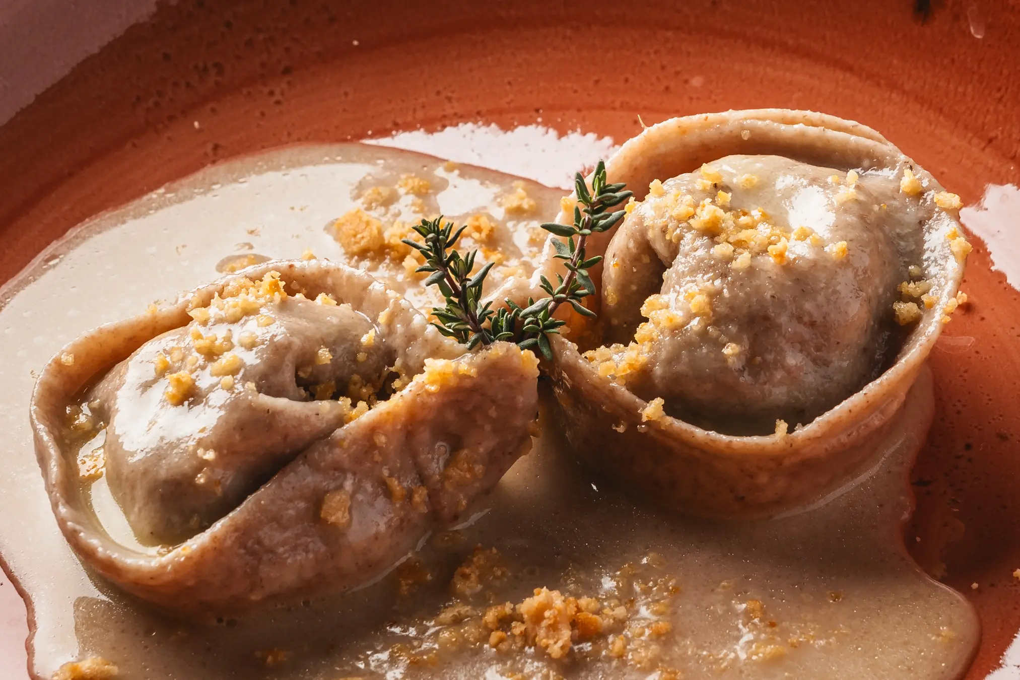 {"sl":"Dva slovenska \u017elikrofa na kro\u017eniku, posuta s kru\u0161nimi drobtinami in okra\u0161ena z vejicami timijana.","en":"","de":"","it":""}