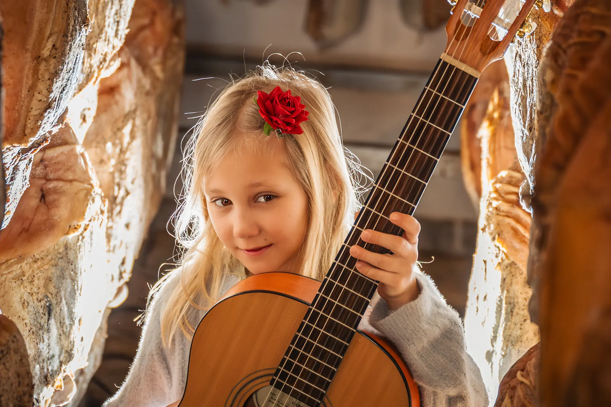 {"sl":"Mlado dekle z rde\u010do vrtnico v laseh dr\u017ei kitaro in se nasmiha","en":"","de":"","it":""}