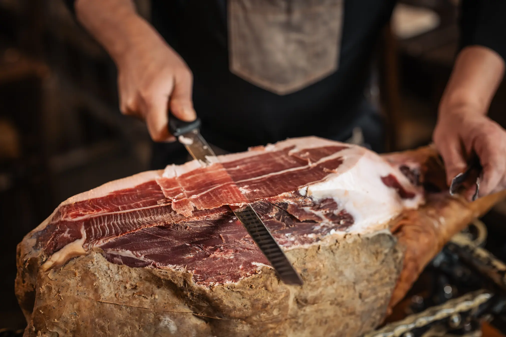 {"sl":"Oseba re\u017ee kos pr\u0161uta z ostrim no\u017eem","en":"","de":"","it":""}