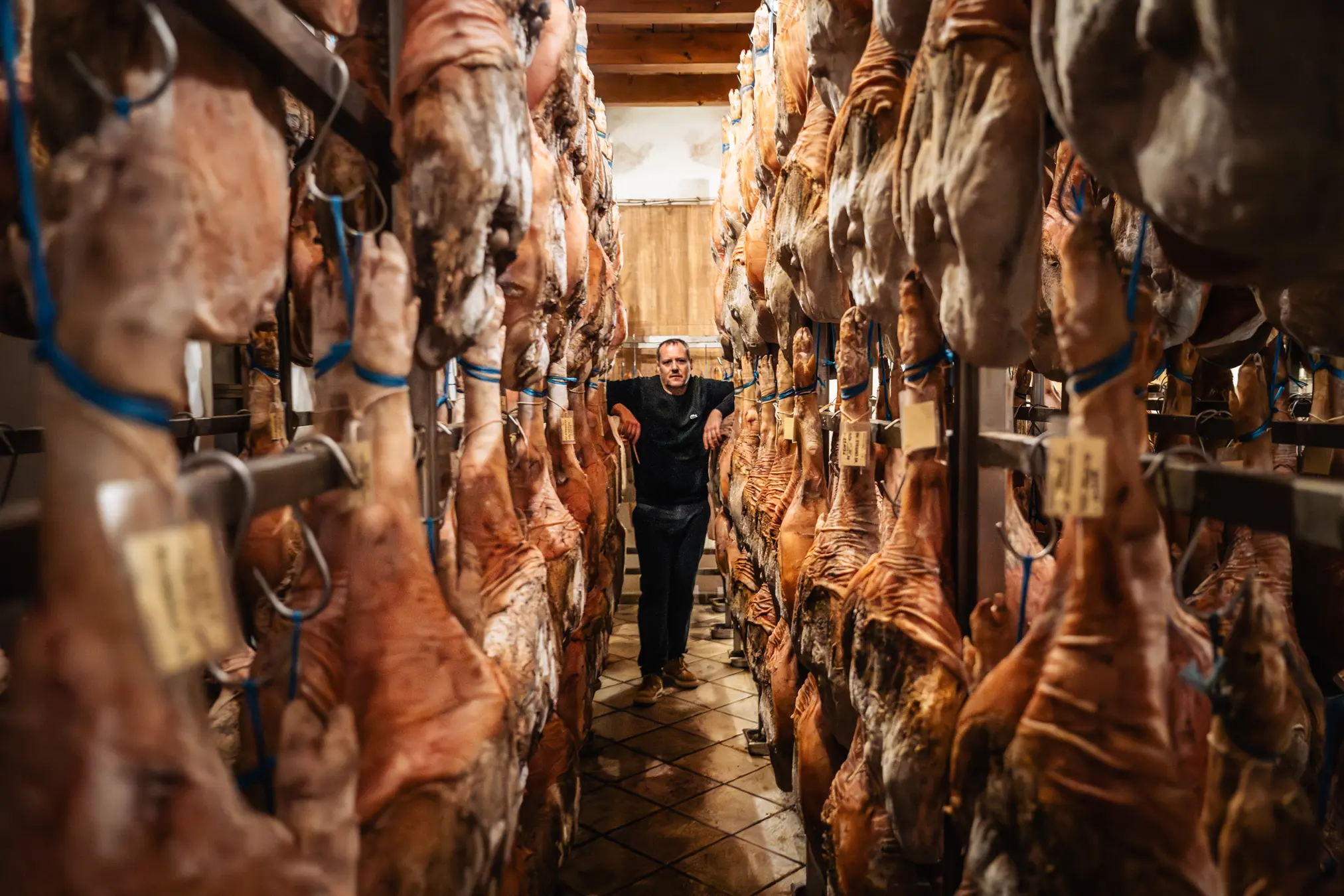 {"sl":"Mo\u0161ki stoji med vrstami vise\u010dih pr\u0161utov v su\u0161ilnici","en":"","de":"","it":""}