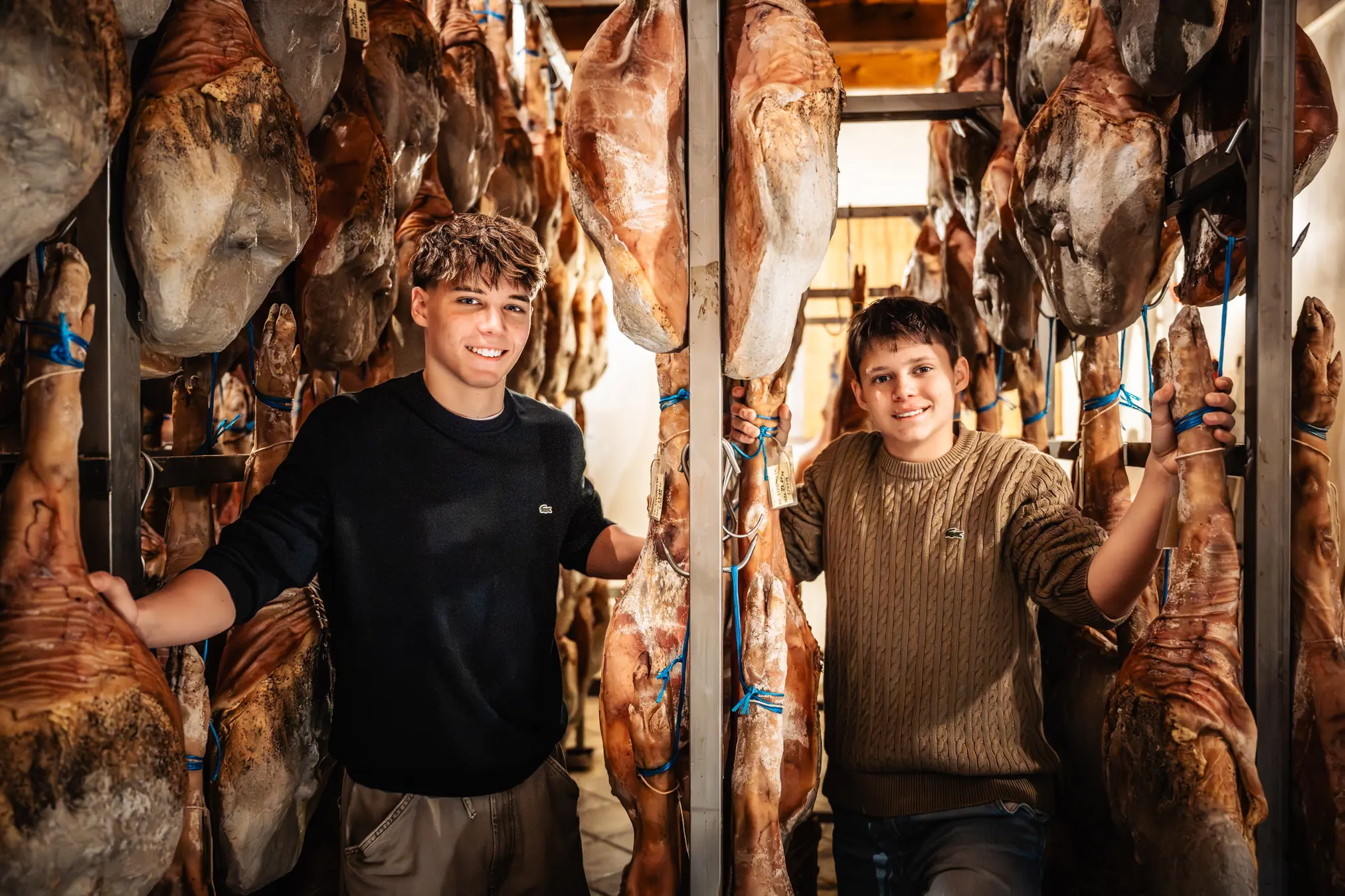 {"sl":"Dva mlada mo\u0161ka stojita med obe\u0161enim pr\u0161utom v su\u0161ilnici.","en":"","de":"","it":""}