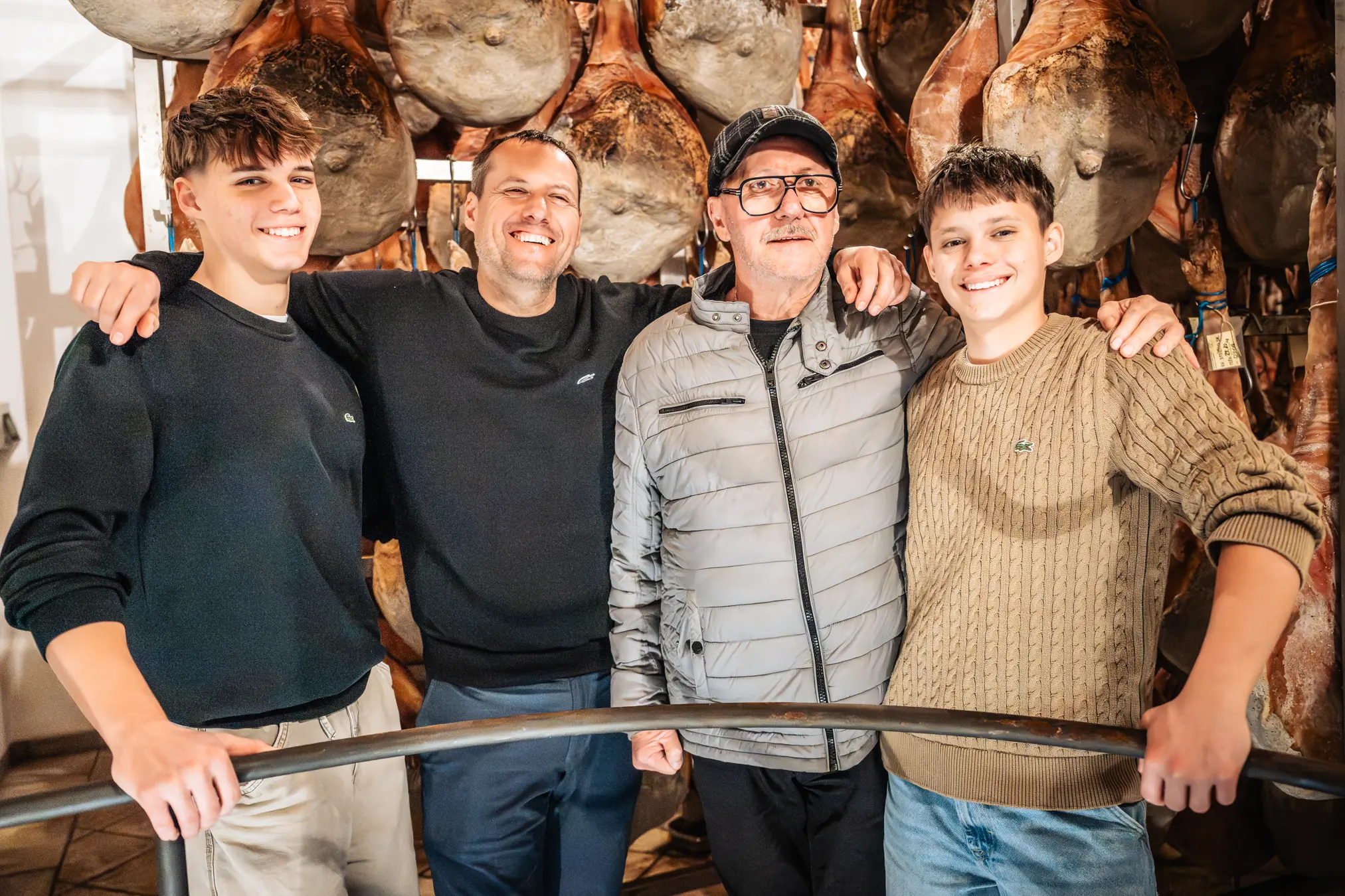 {"sl":"\u0160tirje mo\u0161ki stojijo pred obe\u0161enimi pr\u0161uti, vsi se smejijo.","en":"","de":"","it":""}