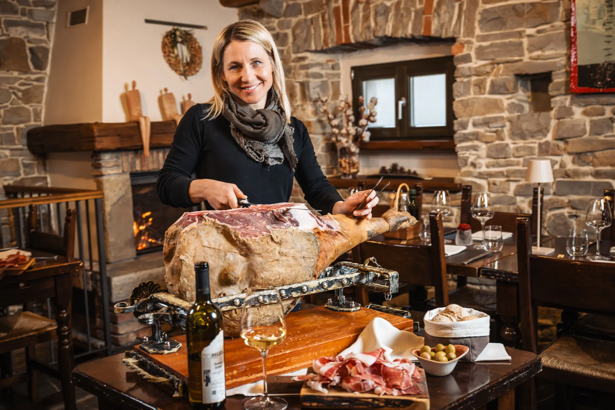 {"sl":"\u017denska re\u017ee pr\u0161ut na leseni mizi v restavraciji z ope\u010dnimi zidovi in kaminom","en":"","de":"","it":""}