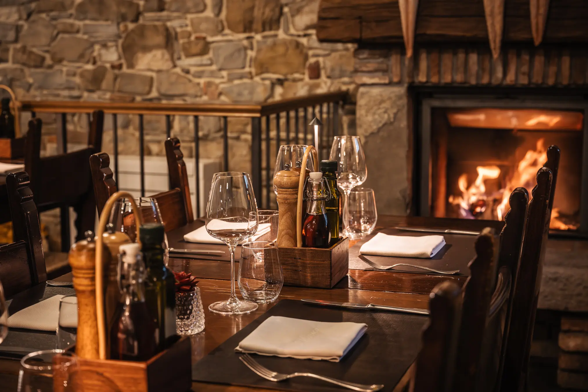 {"sl":"Miza v restavraciji s priborom in kozarci, v ozadju odprt kamin.","en":"","de":"","it":""}