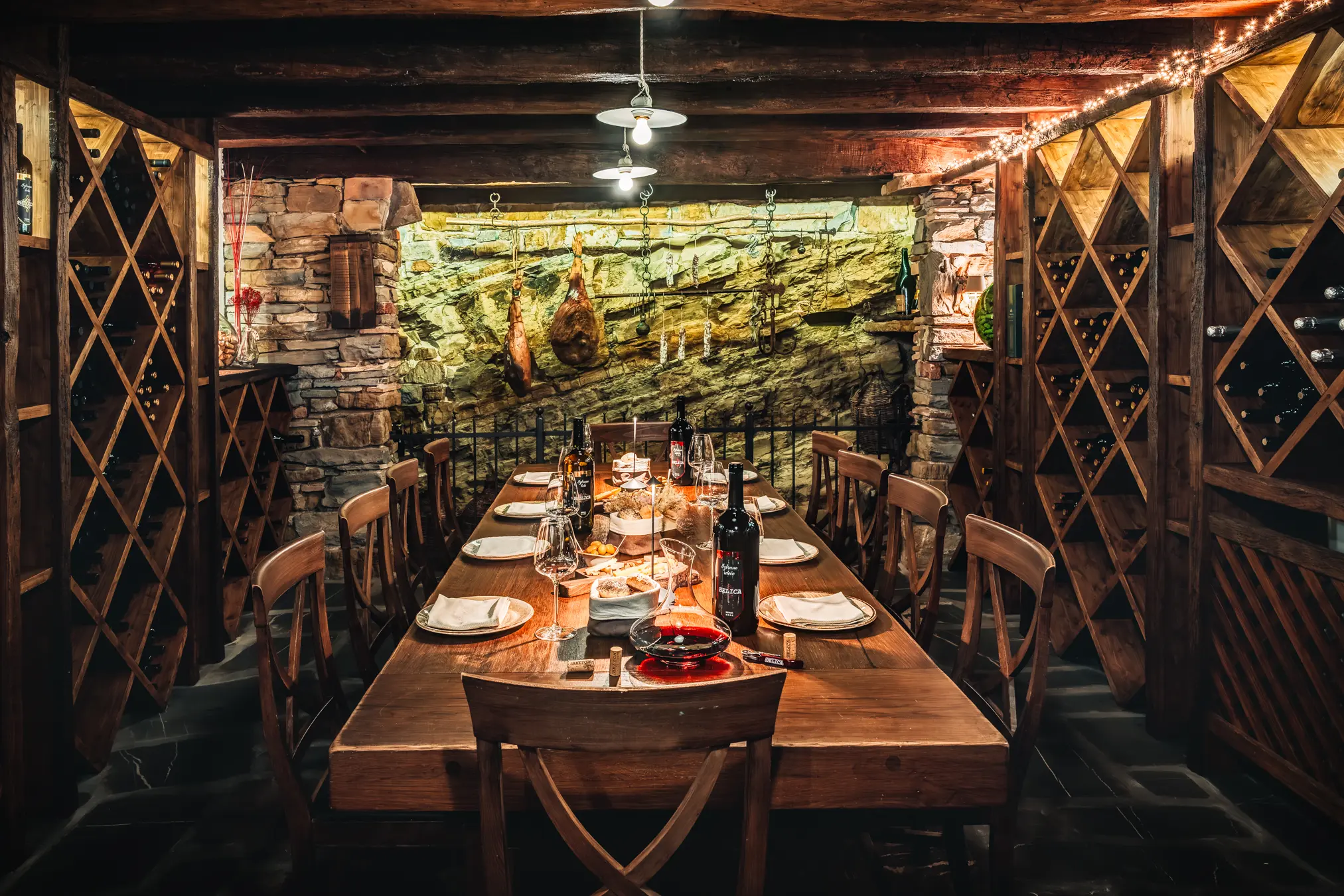 {"sl":"Lesena jedilna miza v vinski kleti, obdana s steklenicami vina, kozarci in kro\u017eniki.","en":"","de":"","it":""}