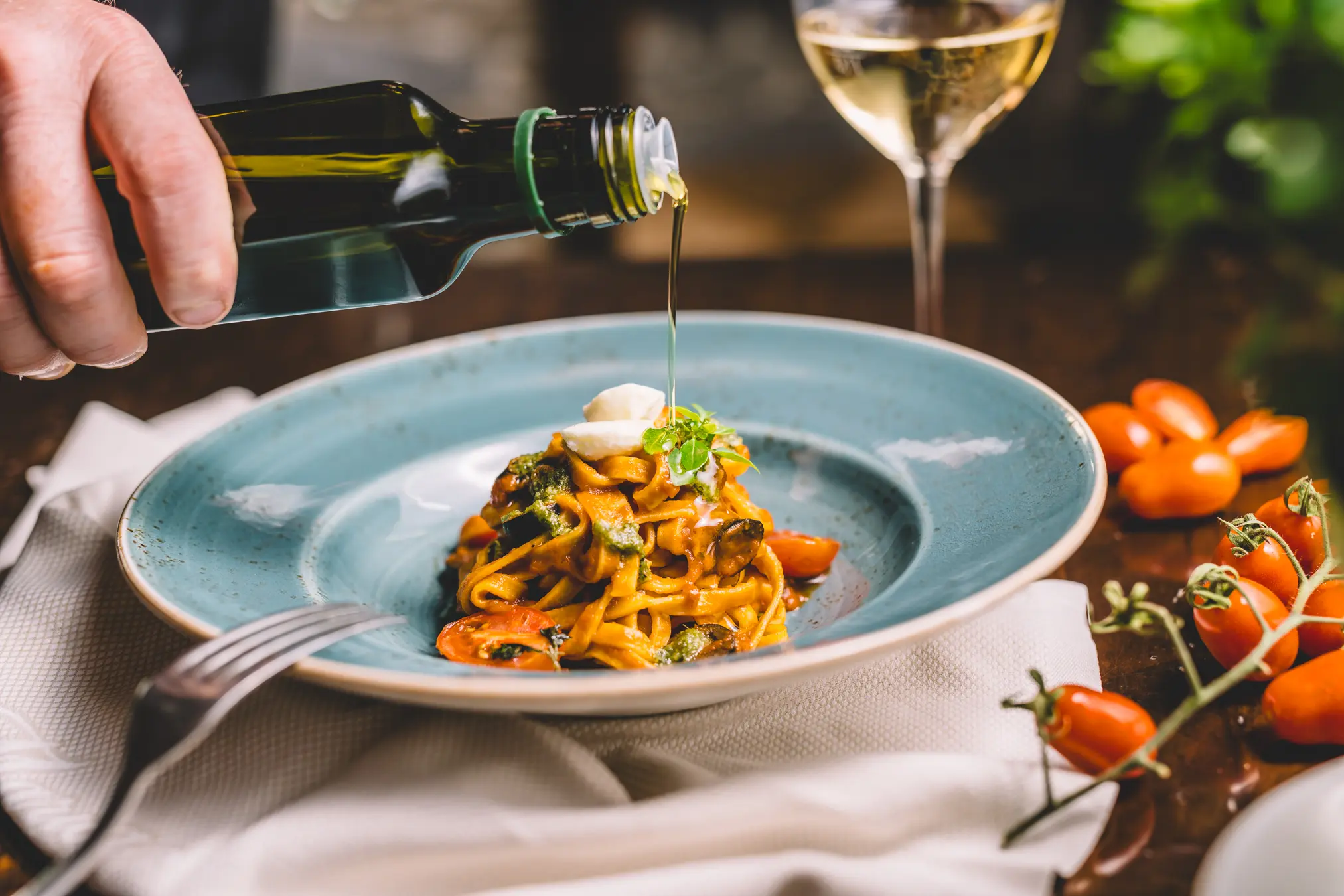 {"sl":"Testenine z zelenjavo na kro\u017eniku, oblite z oljem, obkro\u017eene s \u010de\u0161njevimi paradi\u017eniki in kozarcem vina.","en":"","de":"","it":""}