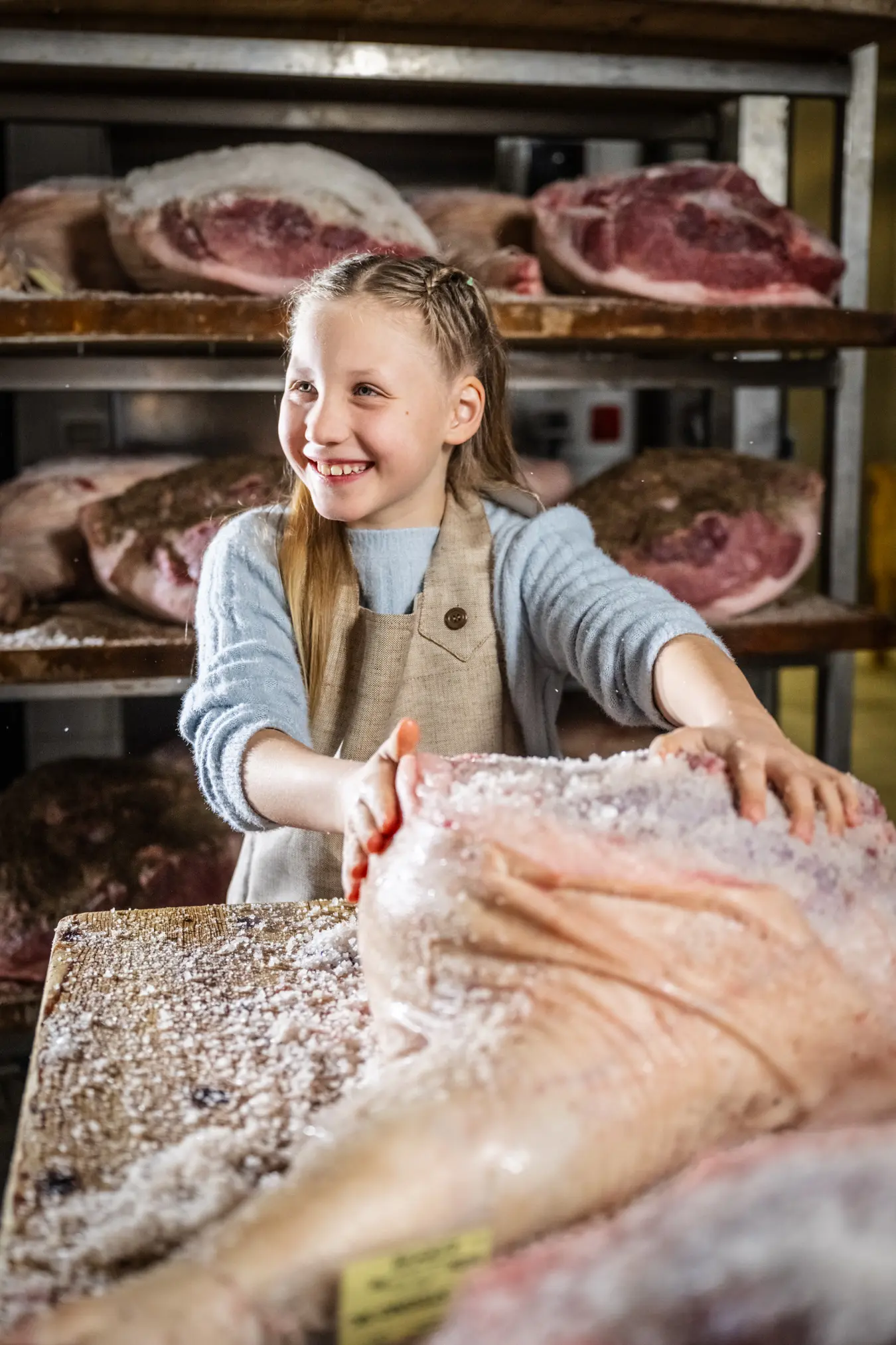 {"sl":"Deklica nasmejano pripravlja kos mesa s soljo na delovni povr\u0161ini.","en":"","de":"","it":""}